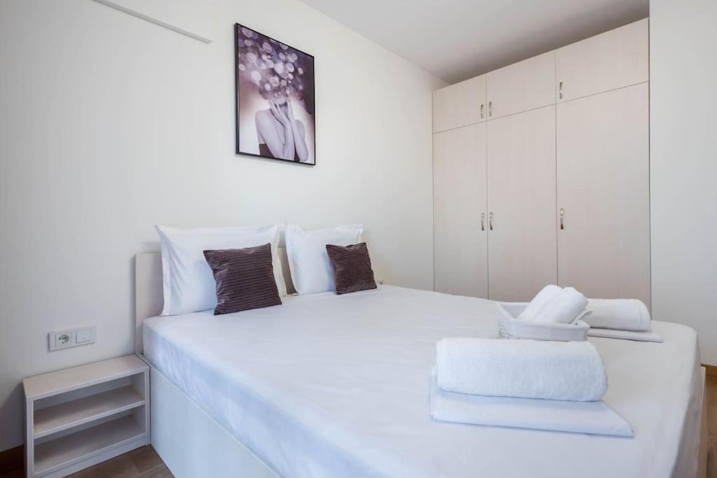 Labyrinth Apartment - Free Parking Space Included Varna Bagian luar foto
