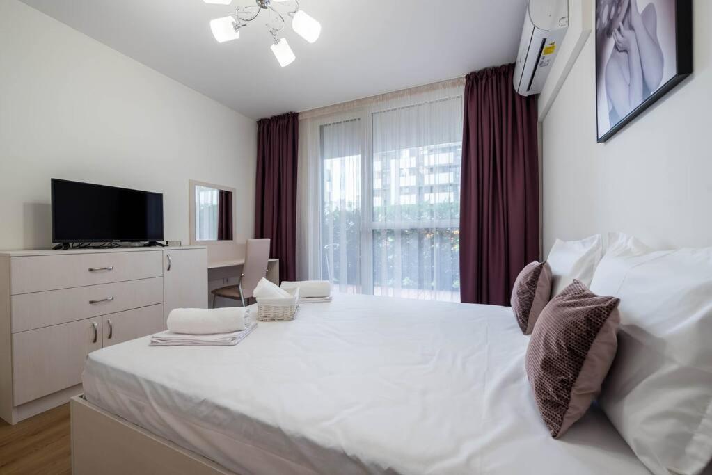 Labyrinth Apartment - Free Parking Space Included Varna Bagian luar foto